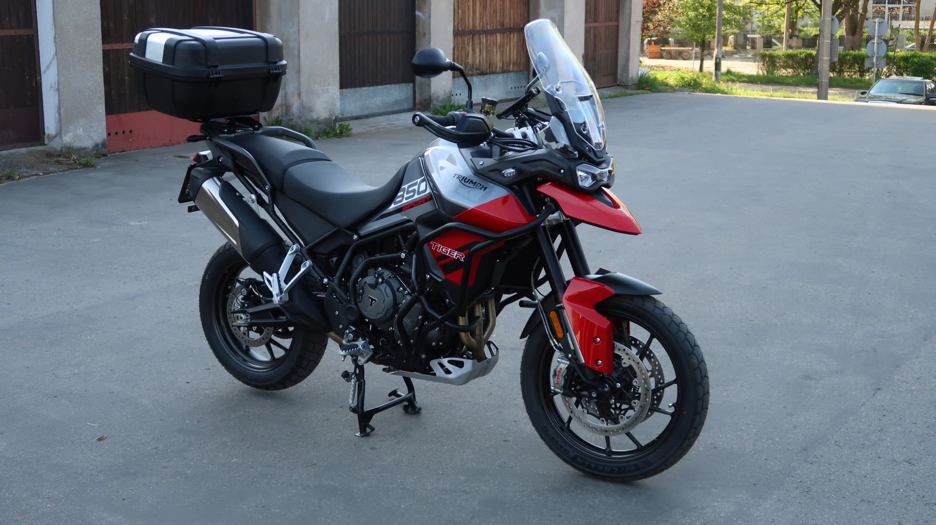 Triumph Tiger 850 Sport z kufrem Givi Trekker 52 l.JPG