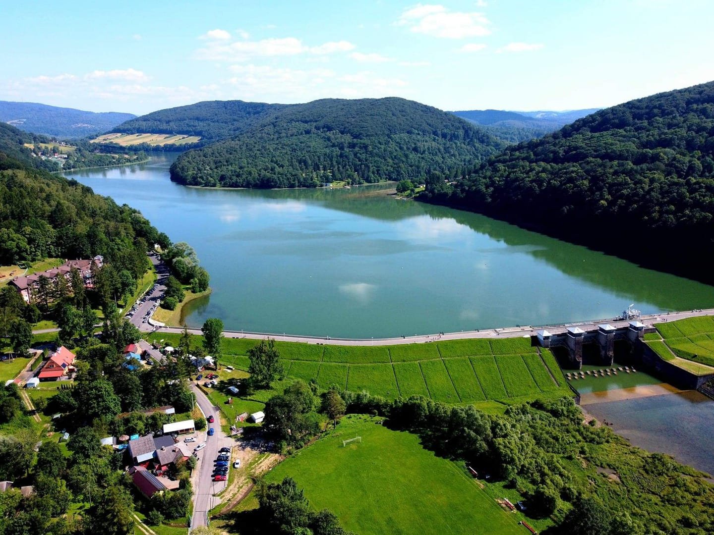 widok na jezioro i zaporę w Myczkowcach