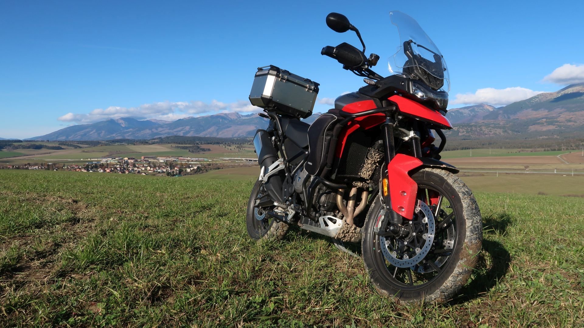 Triumph Tiger 850 Sport na Słowacji (miejscowość Vażec).JPG