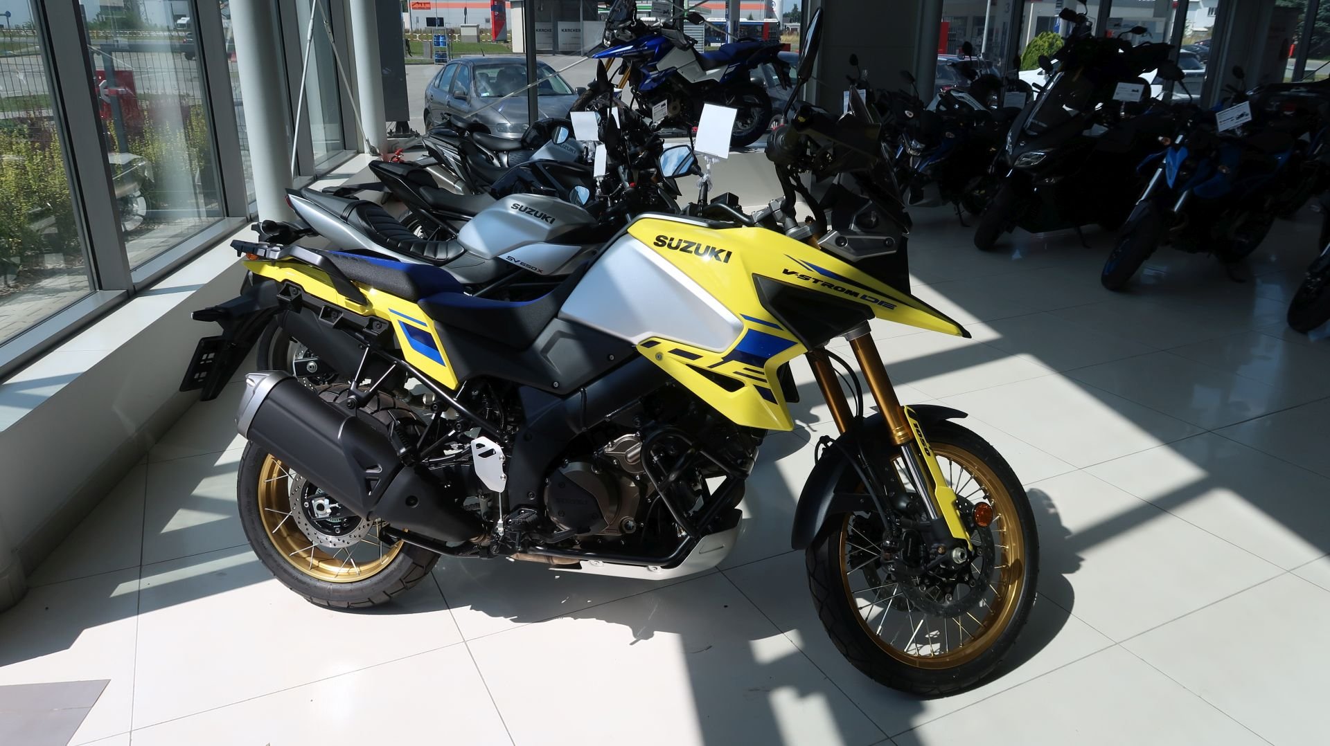 Suzuki V-strom 1050 DE (żółty).JPG