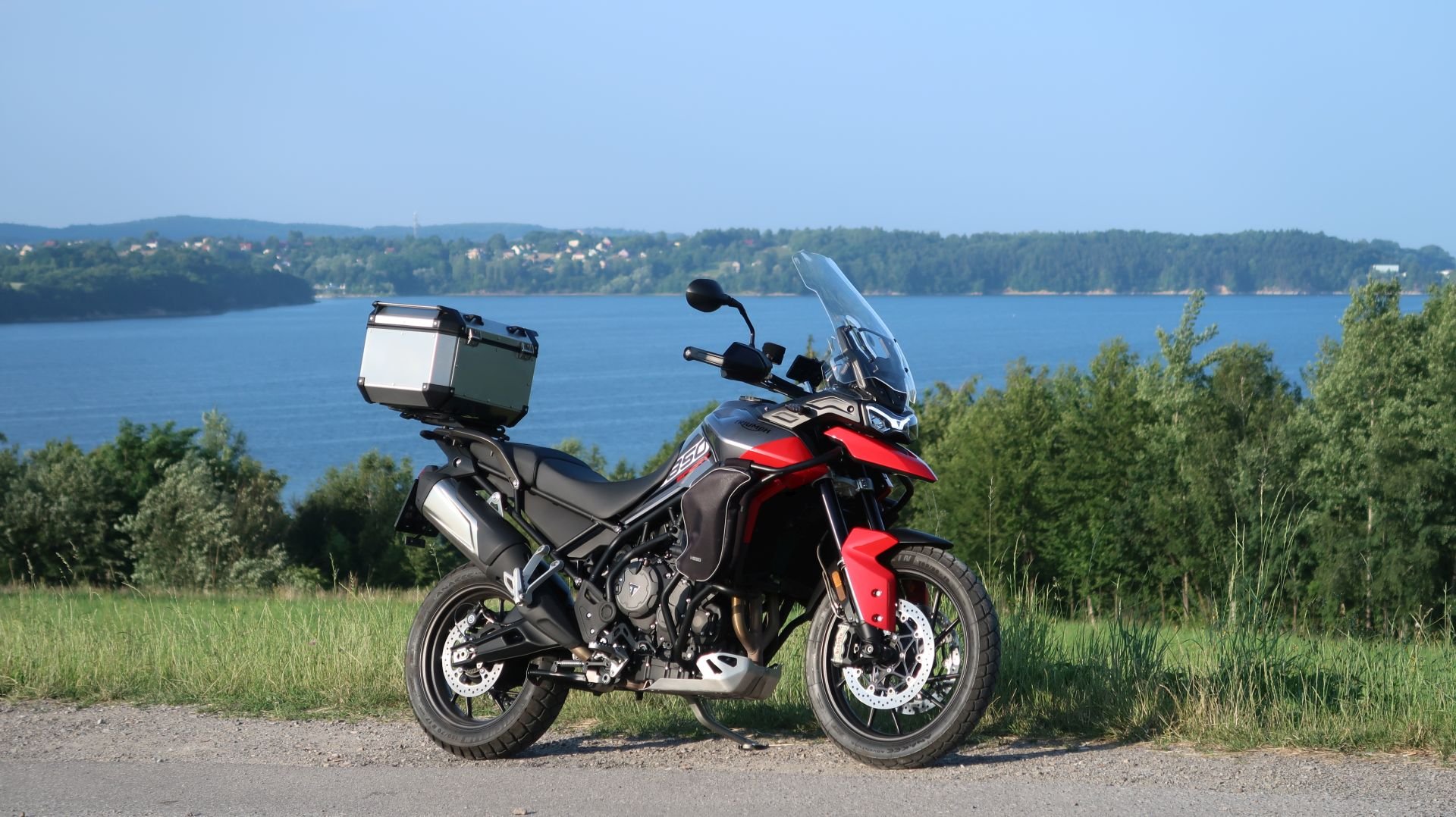 Triumph Tiger 850 Sport na tle Zalewu Dobczyckiego.JPG