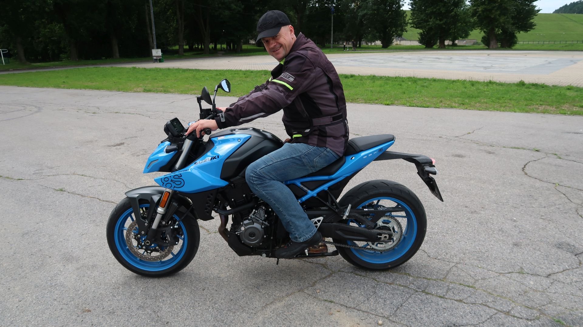 Iżu na Suzuki GSX-8S.JPG