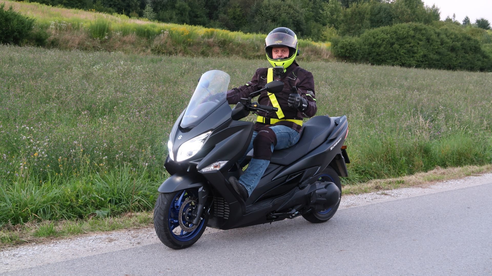 Iżu na skuterze Suzuki Burgman 400 (2023).jpg