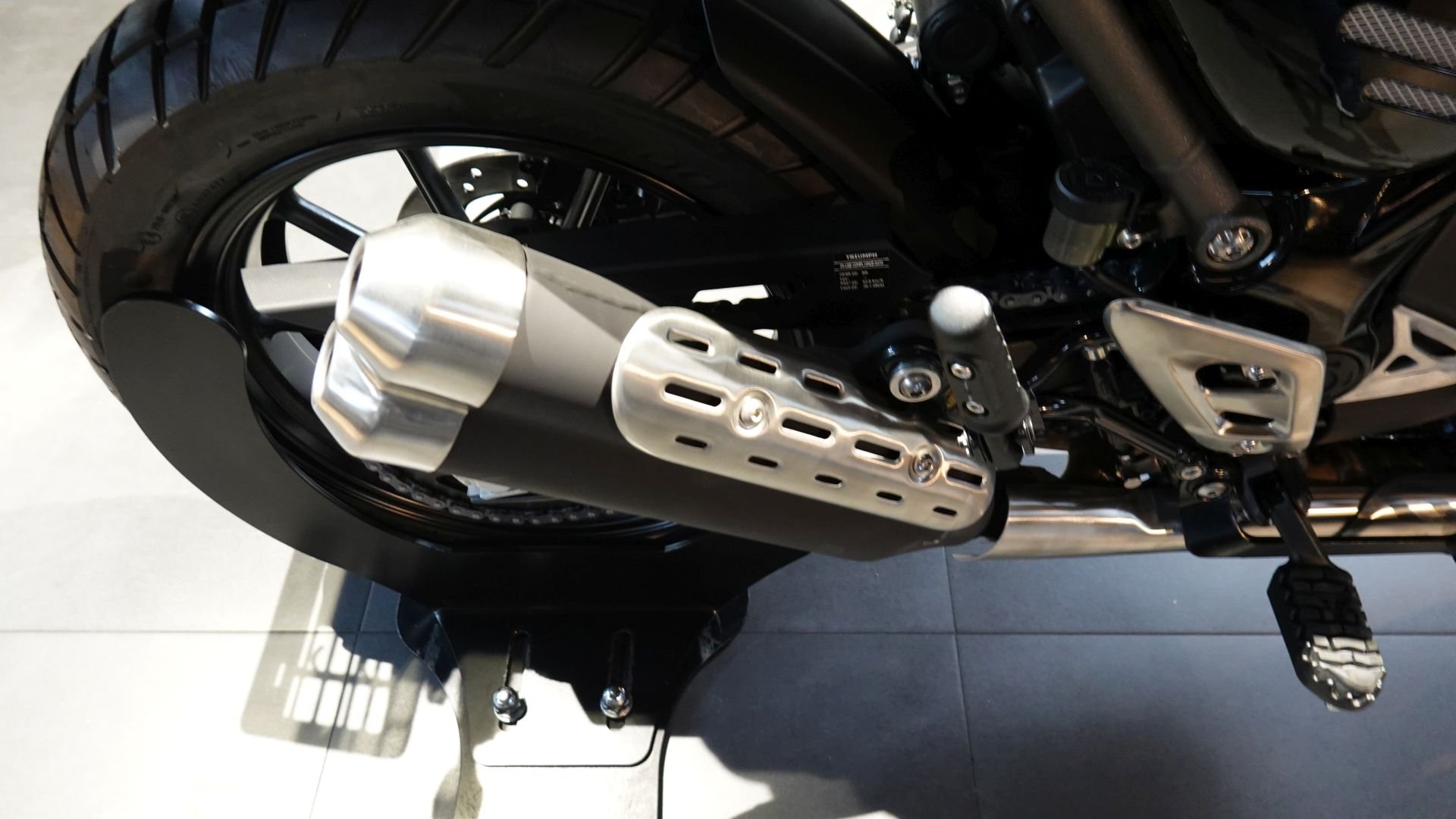 Tłumik końcowy motocykla - Triumph Scrambler 400X.JPG