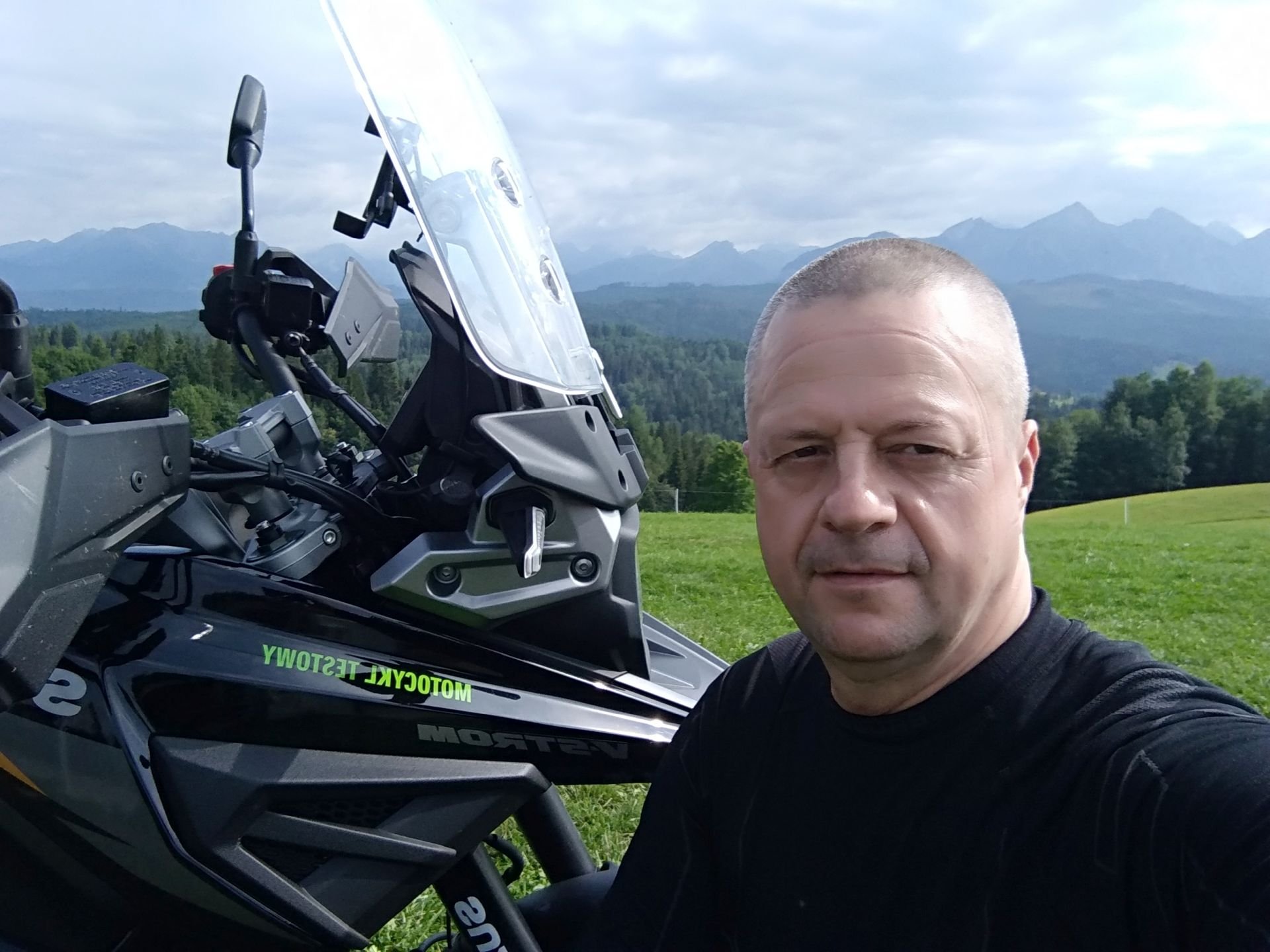 Iżu podczas testu - Suzuki V-strom 1050 2023.jpg