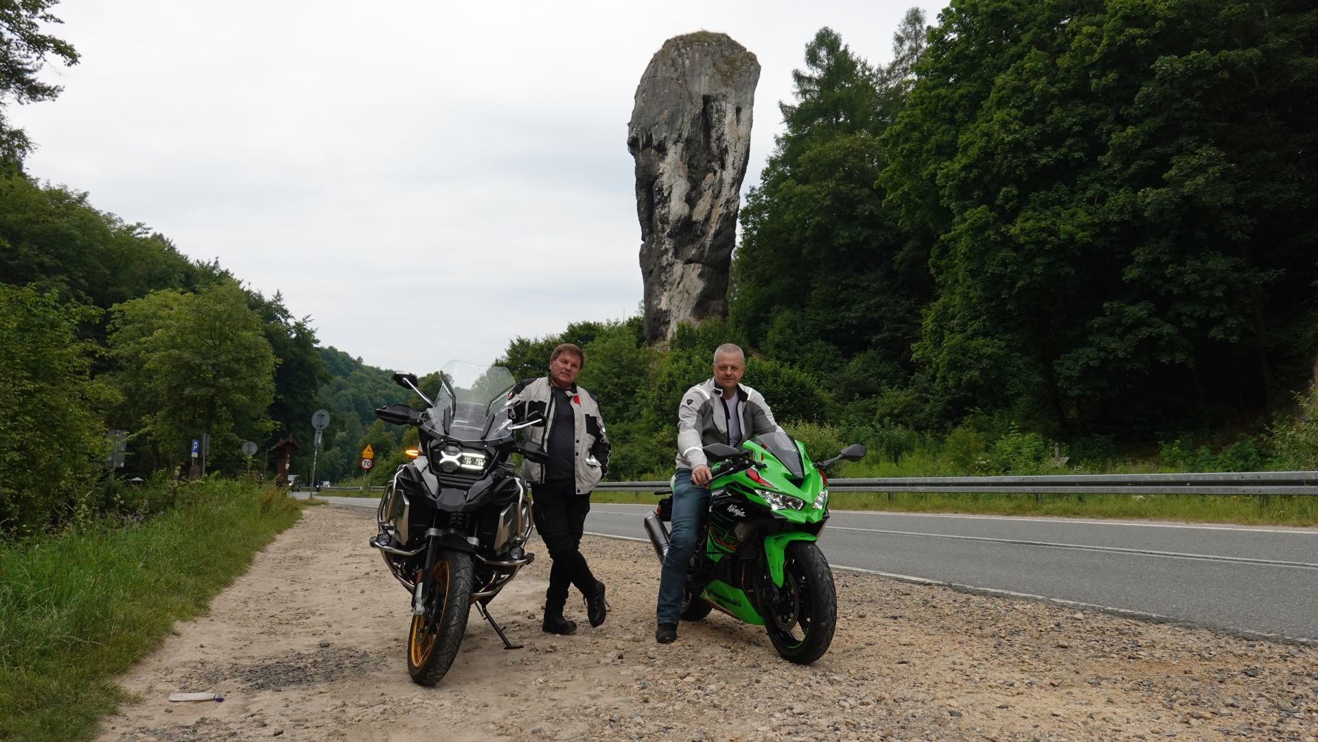 Marek na BMW R1250 GS ADV oraz Iżu na Kawasaki ZX-4RR na tle Maczugi Herkulesa (1).JPG