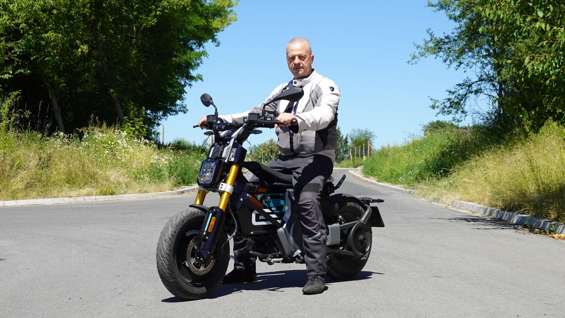 Iżu na BMW CE02.JPG