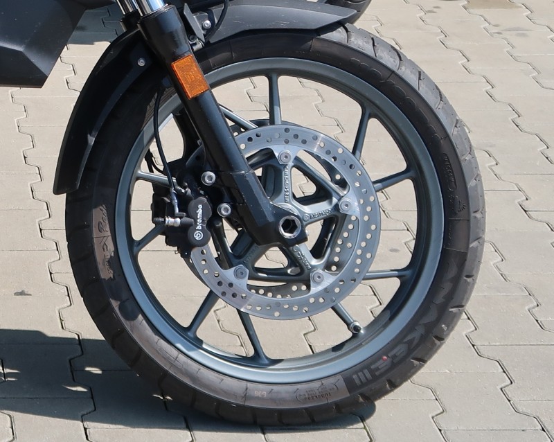 BMW F750GS - koło przednie z zaciskami Brembo.jpg