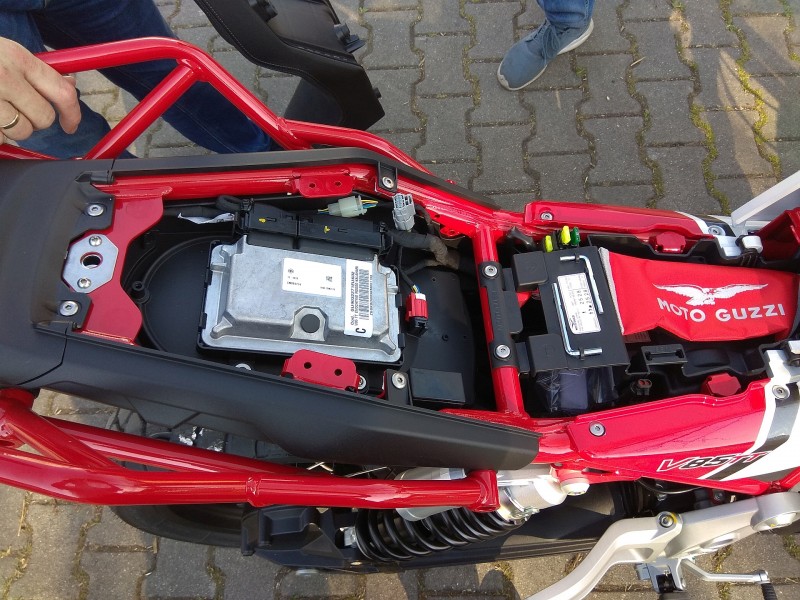 Moto Guzzi V85TT (12).jpg