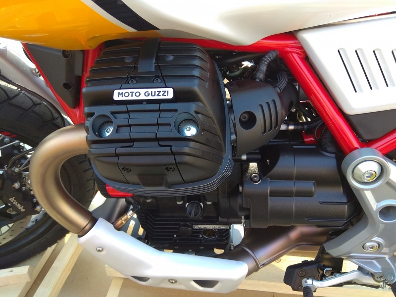 Moto Guzzi V85TT (9).jpg